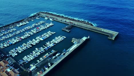 Toma-Fija-De-Barcos-Anclados-Uno-Al-Lado-Del-Otro-En-El-Puerto-Deportivo-De-Tnerife,-España,-Europa