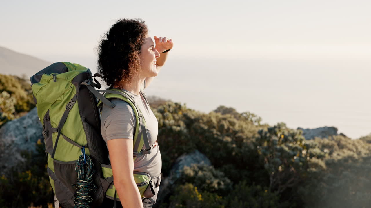 mujer caminando con una pierna protésica