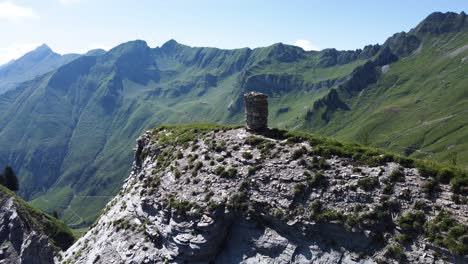 eine gebetsskulptur auf einer klippe in der atemberaubenden landschaft der schweizer alpen, in der nähe des brienzersees an einem klaren blauen tag in europa