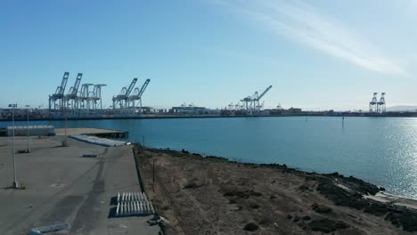 Grandes-Rutas-De-Navegación-Con-Grúas-Gigantes-En-Un-Día-Soleado-En-La-Ciudad-Junto-A-La-Bahía