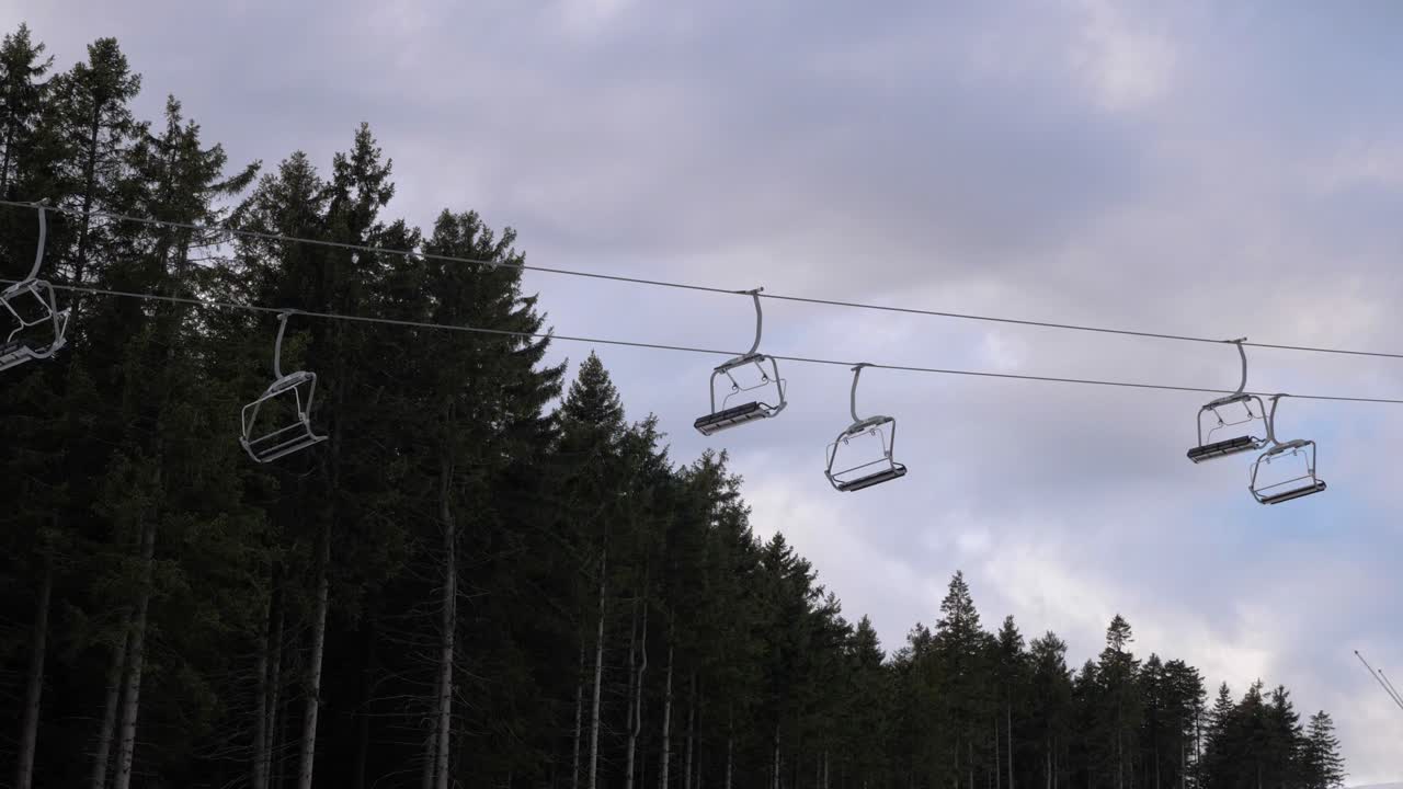Seggiovia vuota nel Parco Nazionale di Harz, Germania, inquadratura fissa