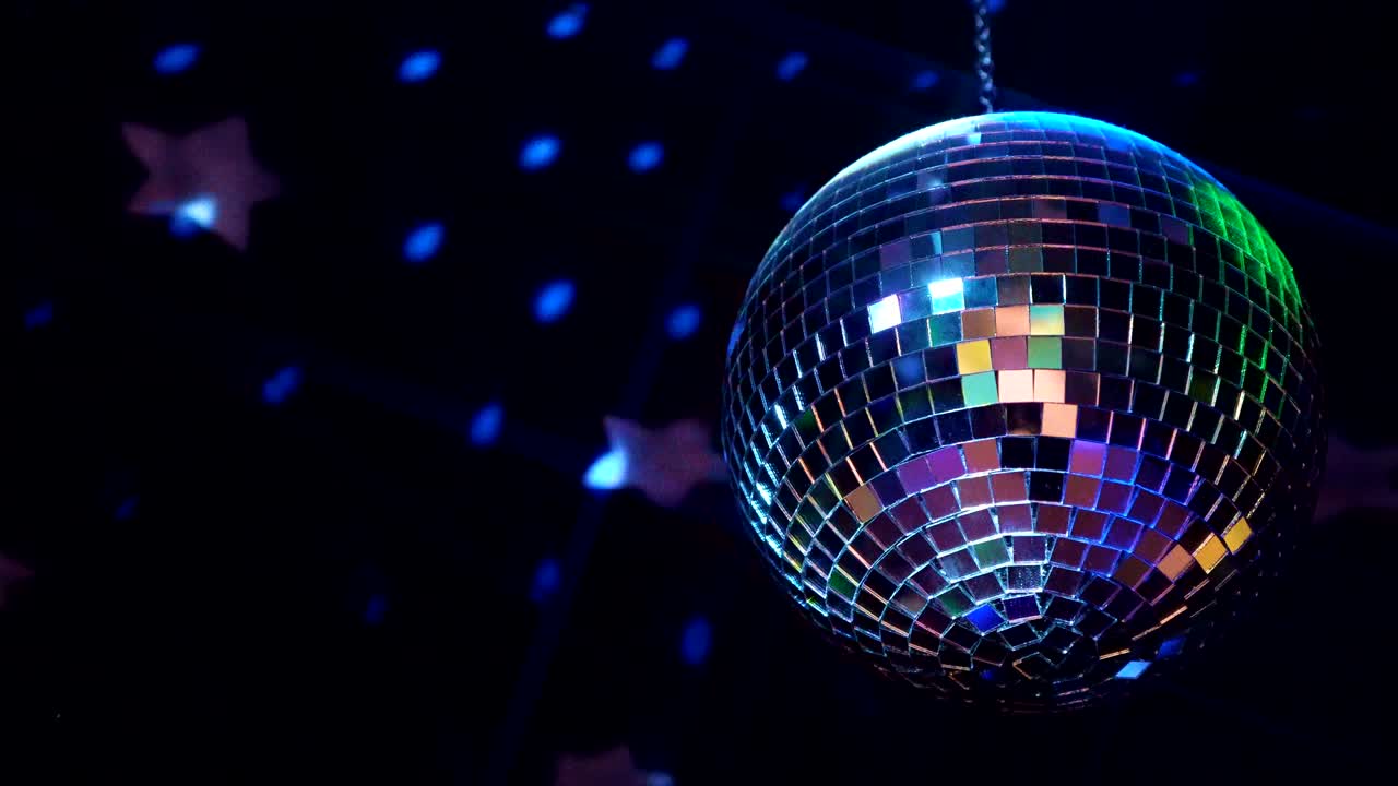 Palla da discoteca rotante e scintillante. Concetto di festa notturna.