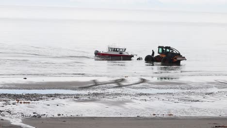 Recuperación-De-Un-Barco-De-Pesca-En-Cooks-Inlet-Con-Un-Patín-De-Troncos-En-Anchor-Point-Beach-En-Alaska