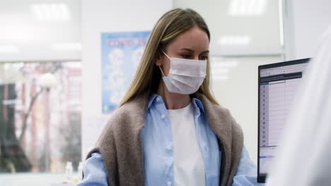 mujer joven comprando en la farmacia