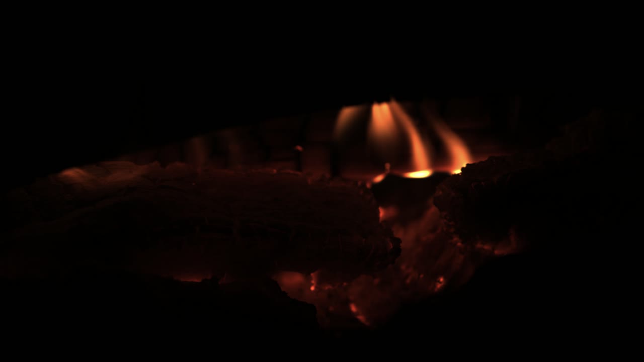 primer plano de un incendio en una chimenea