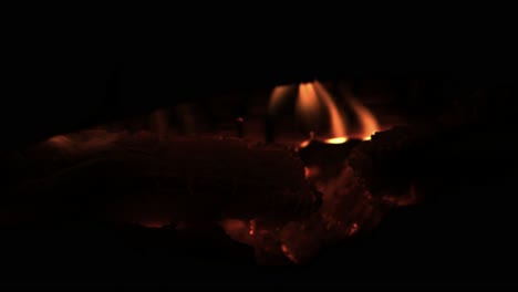 primer plano de un incendio en una chimenea