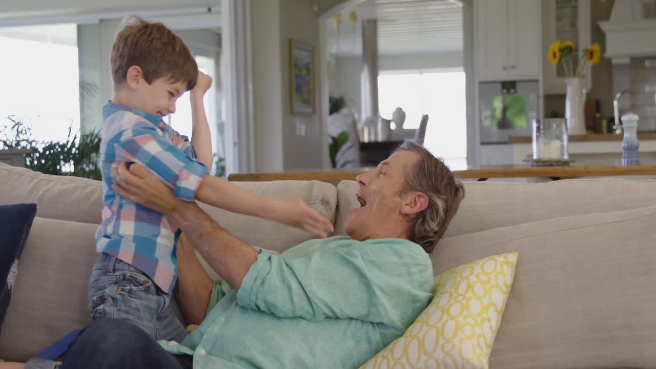 la familia pasa tiempo juntos en casa