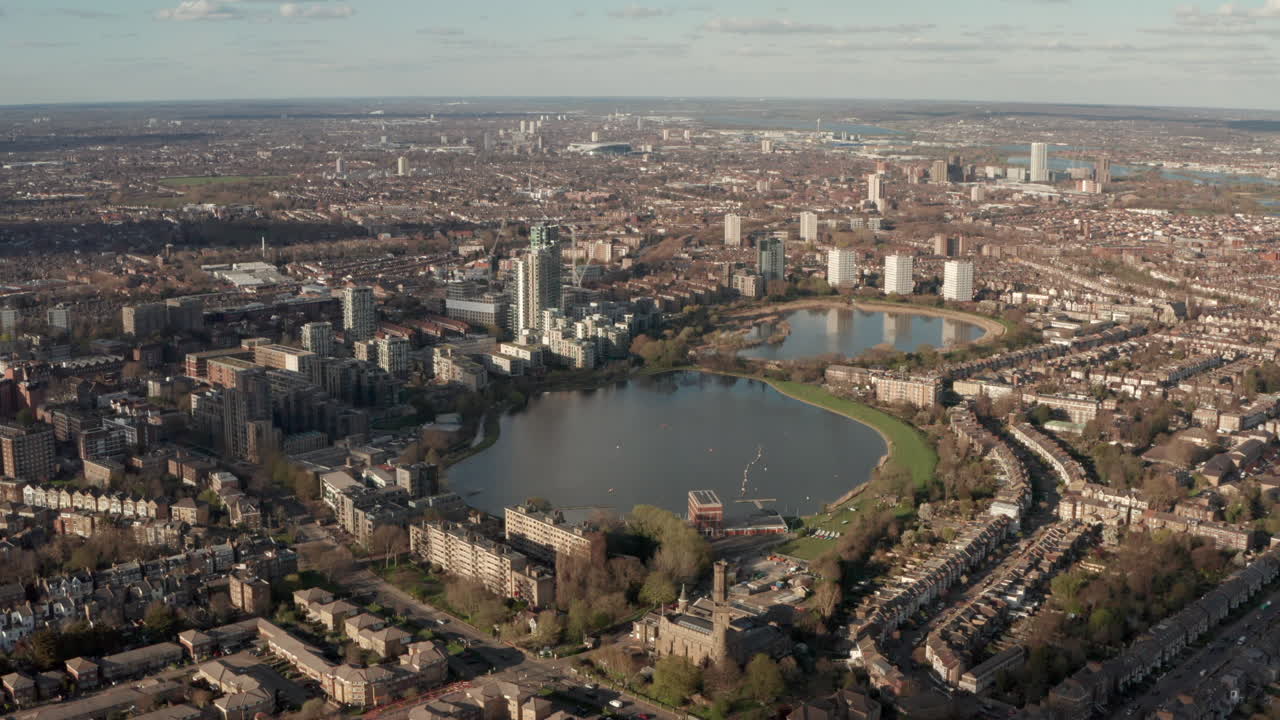Ripresa aerea verso le zone umide di Woodberry, bacini idrici di Londra.