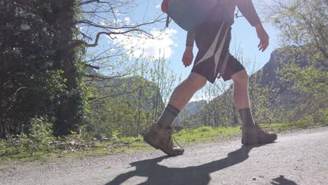 Caminando-Por-Una-Carretera-En-Un-Día-Soleado