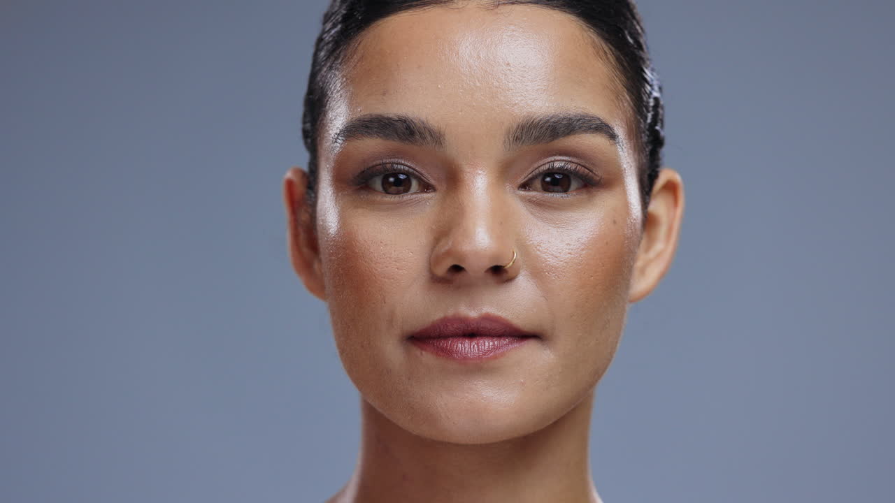 rostro de la mujer con vitaminas y nutrientes resaltados