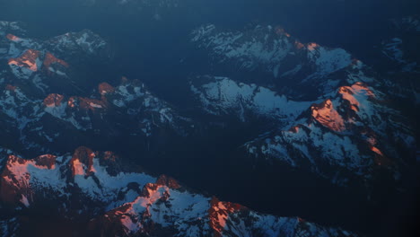 Ein-Wunderschöner-Sonnenuntergang-Aus-Dem-Flugzeug-Blick-Auf-Die-Berge