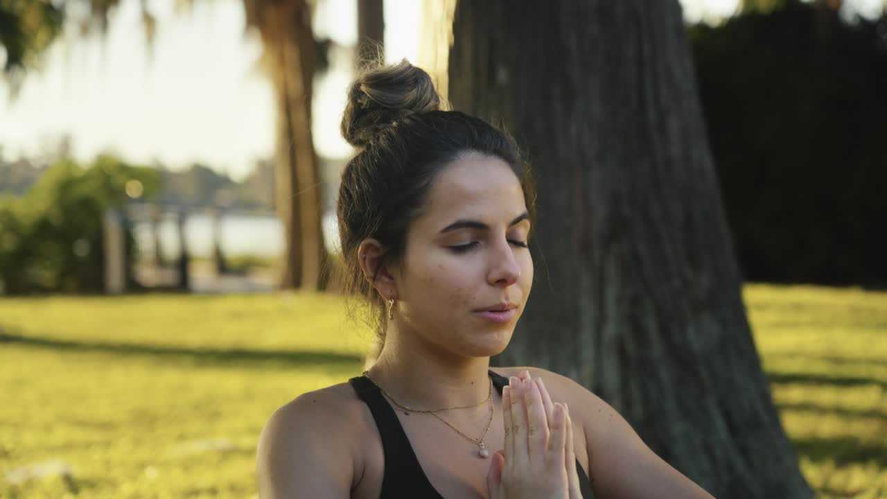 bella joven se concentra en yoga en un parque