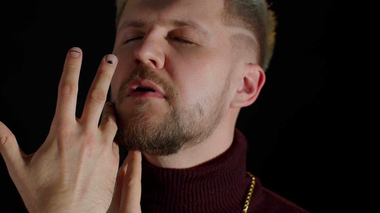 hombre elegante con ojos azules en ropa de moda mirando a un lado, sintiendo felicidad, diversión, disfrute