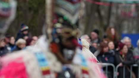 kuker búlgaro con máscara con espejos en el sombrero con traje de hilo de lana