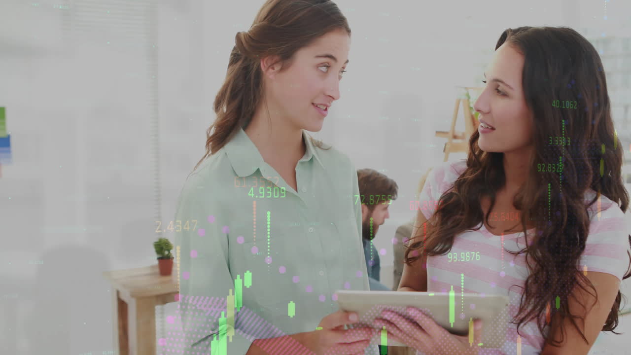 animación del procesamiento de datos financieros de diversas mujeres empresarias que utilizan tabletas