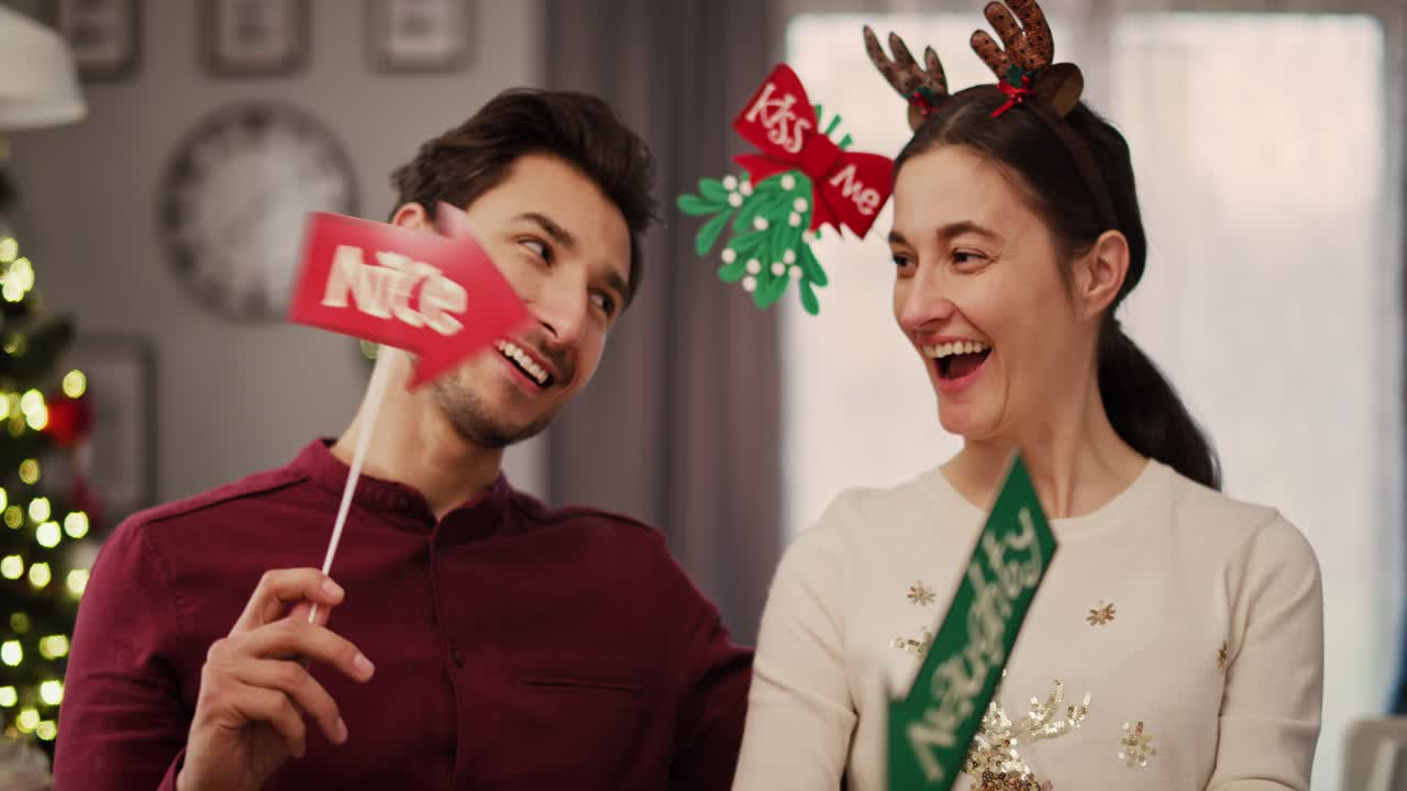 momento romántico para la pareja enamorada en el tiempo de navidad