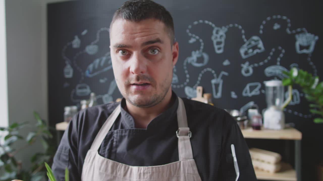 el chef presenta una deliciosa ensalada