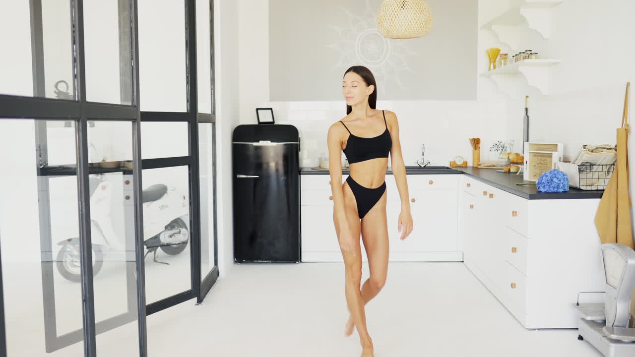 현대적 인 부 에서 검은색 속옷 을 입은 여자