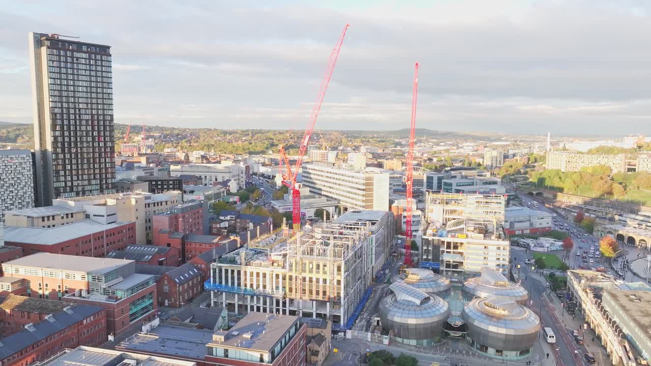 grandes grúas de construcción en el centro de la ciudad de sheffield durante el amanecer