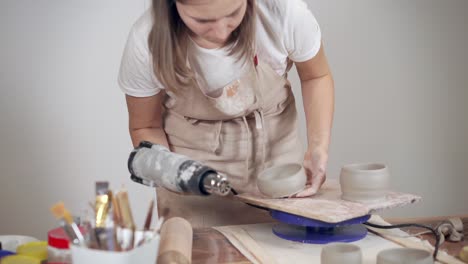 artista de cerámica mujer trabajando en cuencos de arcilla