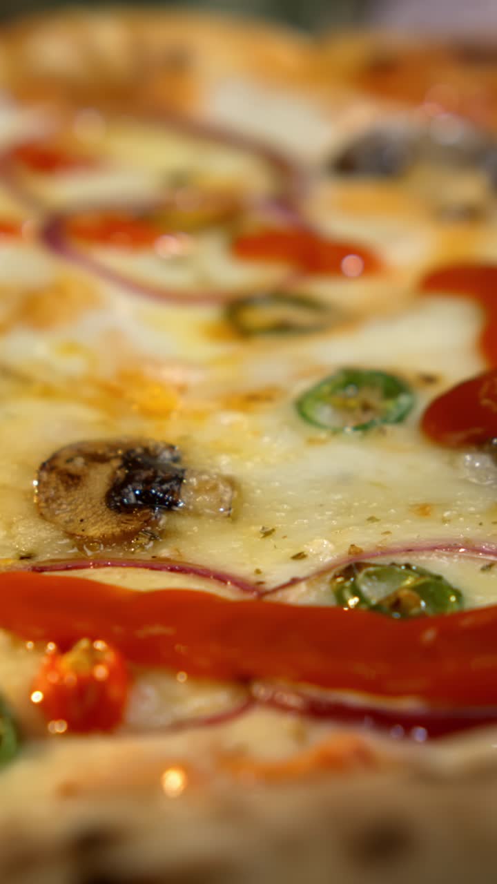 Primo piano di una pizza piena di formaggio