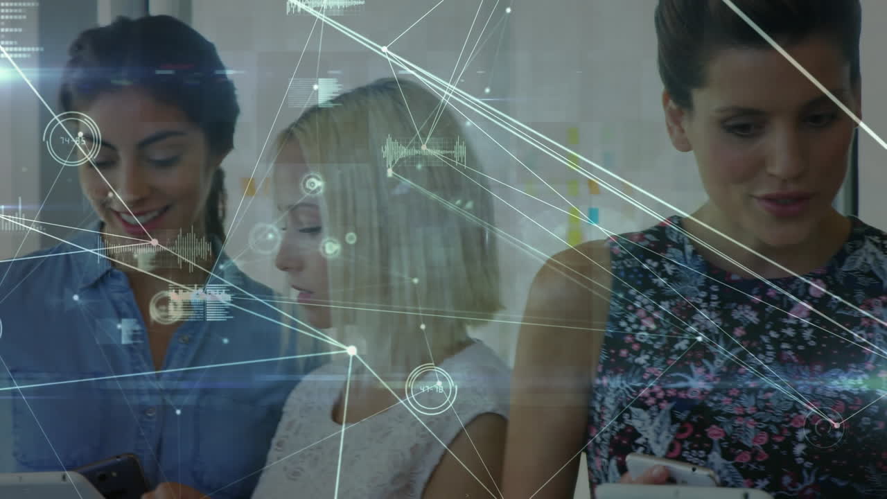 red de conexiones y procesamiento de datos contra colegas de oficina que utilizan dispositivos electrónicos