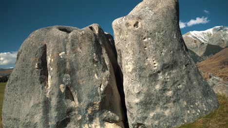 Flüssige-Aufnahmen-Von-Großen-Felsbrocken-Und-Felsen