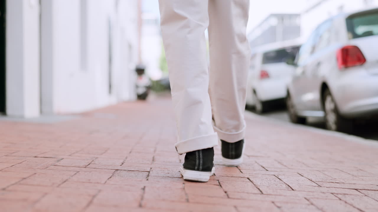 Kaki, sepatu, dan seseorang sedang berjalan serta bepergian