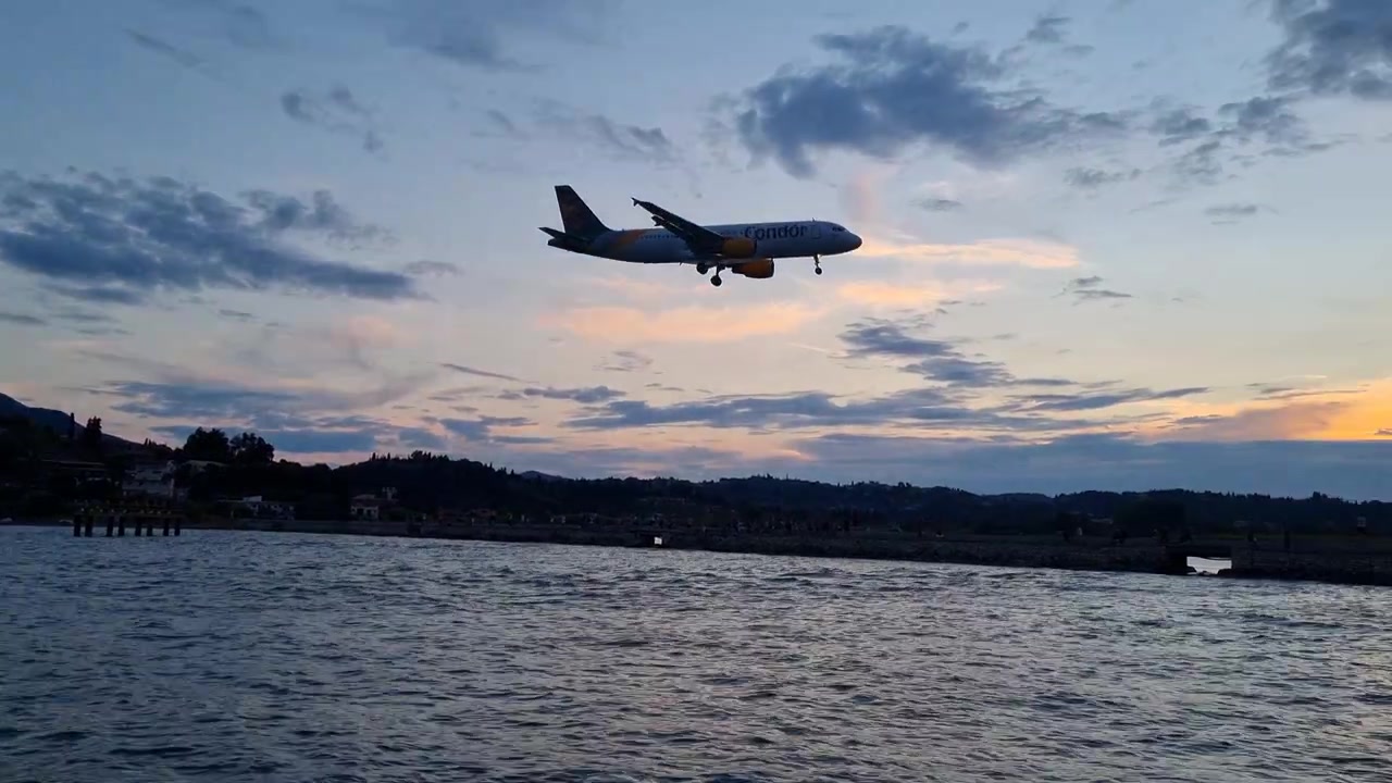 Bellissimo AVVICINAMENTO E ATTERRAGGIO all'aeroporto dell'isola di Corfù, Grecia.