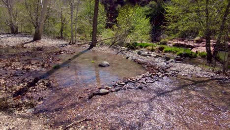 pan spring corre fuera de oak creek sedona, arizona
