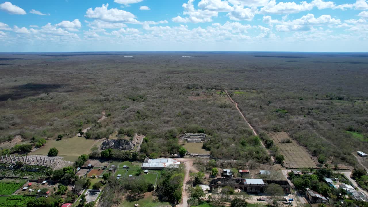 vista lateral de las ruinas mayas en la ciudad de ake en yucatán