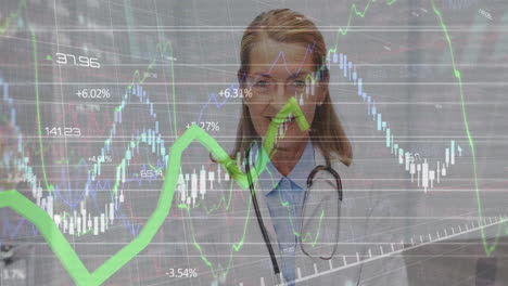 animación del procesamiento de datos financieros sobre una doctora caucásica mayor sonriendo en el hospital
