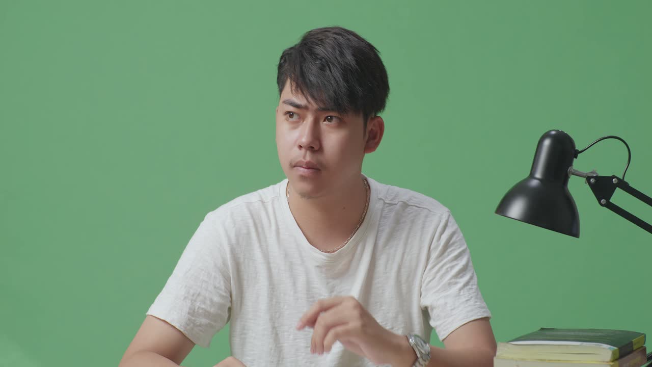 깊은 생각에 빠진 젊은이