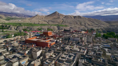 Drohnenaufnahme-Von-Lomanthang-Upper-Mustang-Nepal,-Das-Neben-Den-Landschaften-Und-Grünen-Hohen-Bäumen-Auch-Eine-Wunderschöne-Besiedlung-Mit-Menschen-Bietet