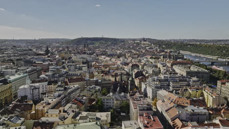 Praga-Chequia-Antena-V56-Establecimiento-De-Tiro-Drone-Sobrevuelo-Petrska-Ctvrt-Vecindario-Capturando-El-Paisaje-Urbano-Del-Casco-Antiguo-Histórico-En-Un-Día-Soleado---Filmado-Con-Cine-Mavic-3---Noviembre-De-2022