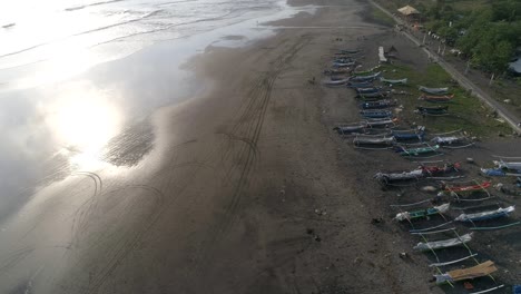 Vista-Aérea-View-of-Outriggers-on-a-Beach