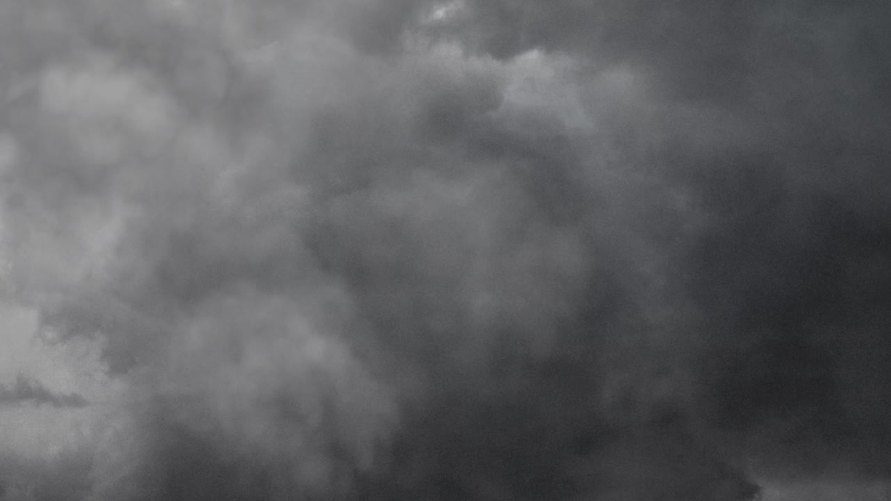 어두운 회색 구름에서 번개와 함께 천둥 폭풍