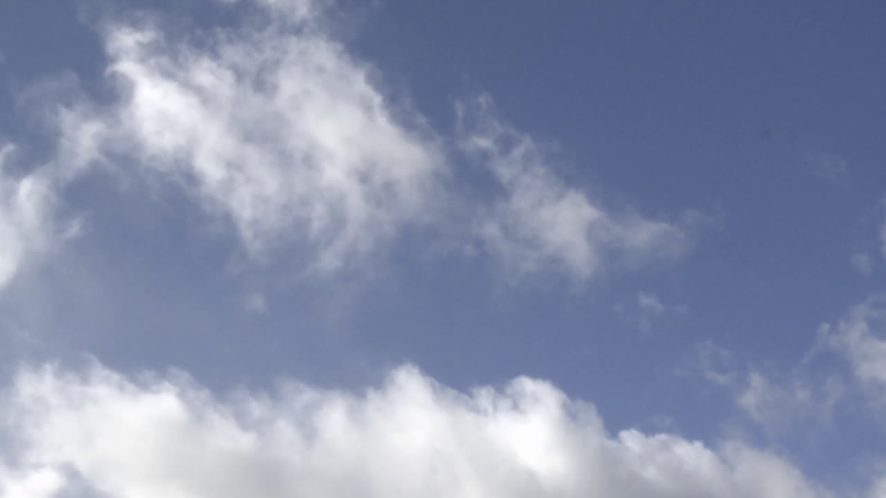 오크 뷰 캘리포니아 위의 푸른 하늘에 봄 구름의 시간 경과