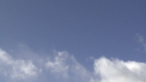 Lapso-De-Tiempo-De-Las-Nubes-De-Primavera-En-Un-Cielo-Azul-Sobre-Oak-View-California