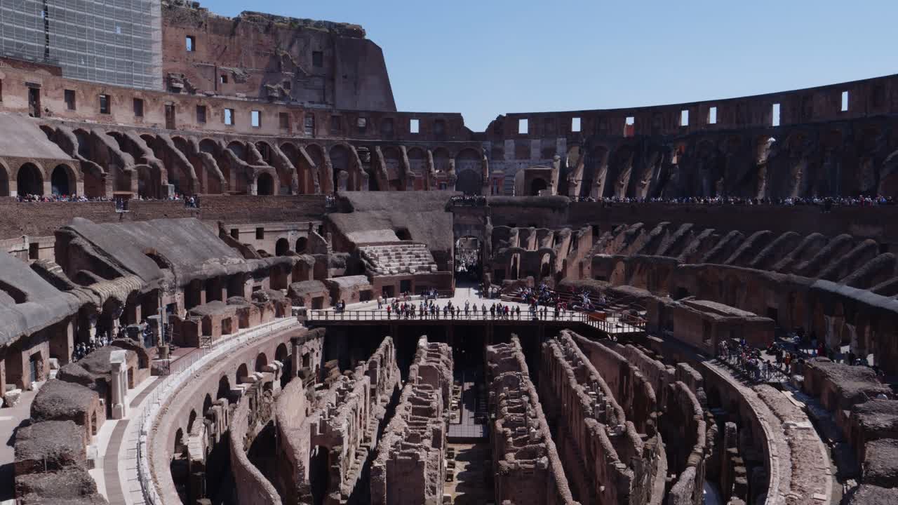 Turistler, İtalya'nın Roma şehrindeki Antik Roma Kolezyumu'nu keşfediyor.