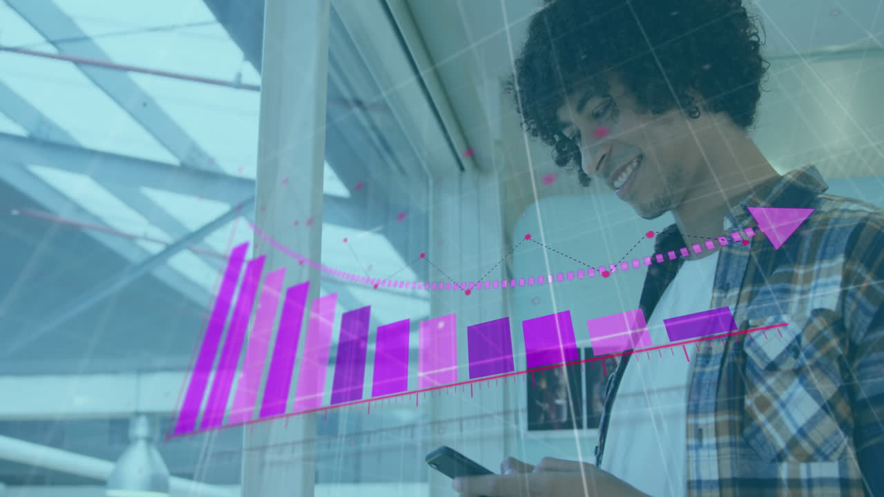 animación de gráfico de barras que muestra la pérdida de un hombre de negocios biracial sonriendo y usando teléfono celular en la oficina