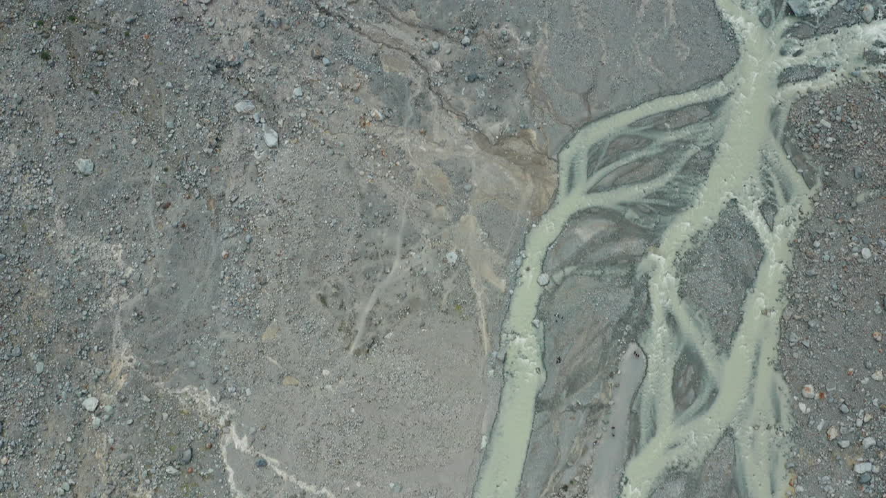 morteratsch 빙하는 스위스의 bündner 알프스의 bernina 범위에서 가장 큰 빙하입니다.