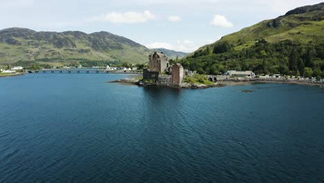 vista aérea alejándose del histórico castillo de eilean donan es escocia