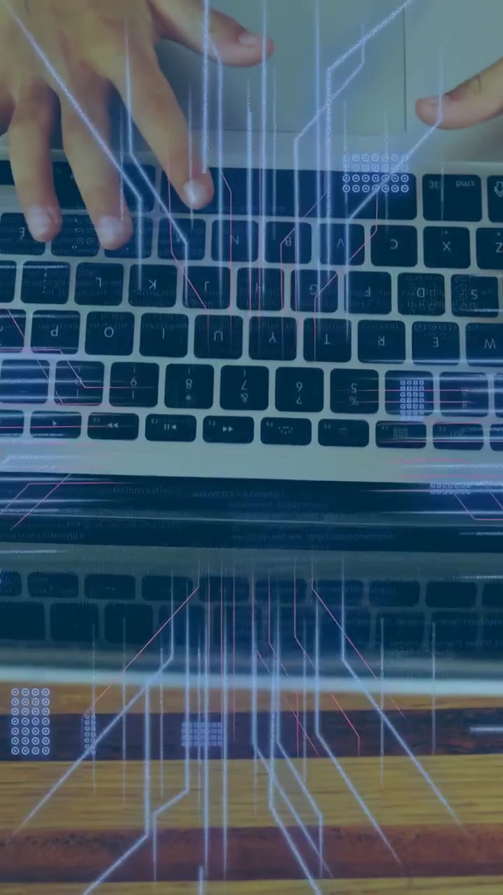 Vídeo vertical: Grade de néon subindo, traços de circuito fluindo para um laptop, mãos digitando, código se formando ao vivo.