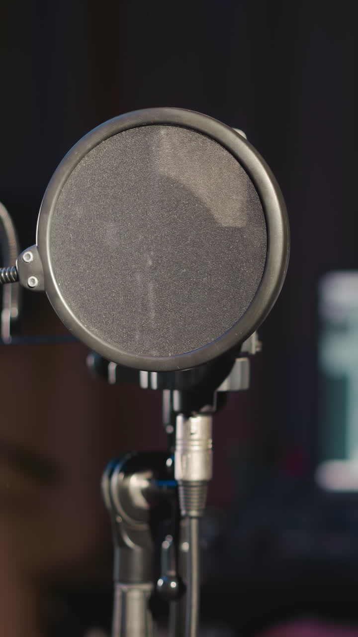 el supervisor de audio se dedica al estudio de grabación. el individuo competente refina la pista utilizando equipos musicales. fuerte progresión de la creación musical