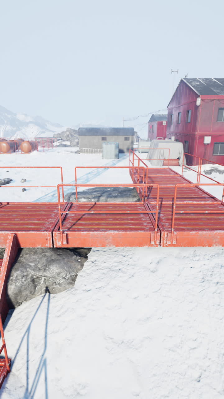 puente de metal rojo en una estación de investigación nevada en la antártida