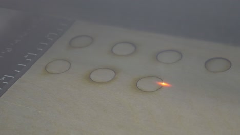 CO2-Laserschneider,-Der-Kreisförmige-Löcher-In-3-Mm-Sperrholz-Aus-Nächster-Nähe-Schneidet