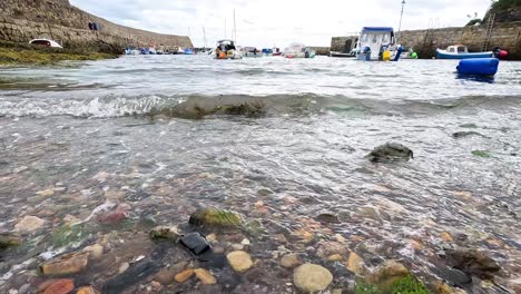 barcos que navegan por las aguas de los puertos de fife