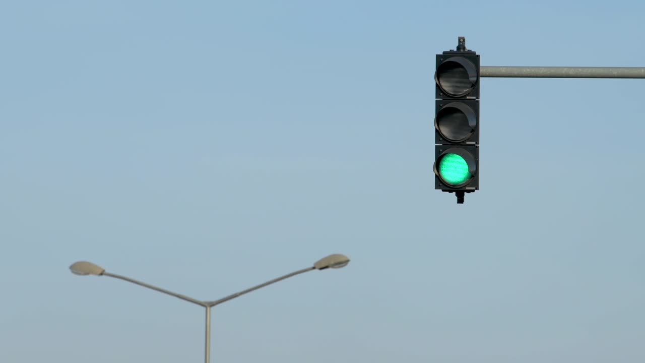 semáforo de luz de tráfico cambiando de colores de rojo, amarillo a verde