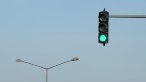 semáforo de luz de tráfico cambiando de colores de rojo, amarillo a verde